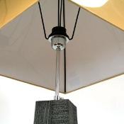   Lampe pyramide en terre cuite - Patine lisse et granulé - 180 cm 